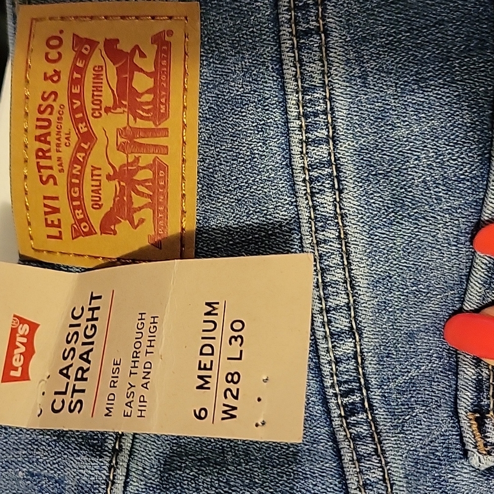 NWT: Levi's Classic Straight Distressed Jeans - Picture 8 of 11